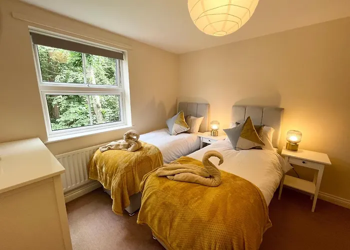 Best Price - Amazing 2 Bed 2 Bath - 4 Singles Or Super King Beds, 10 Min Walk To City Centre, 5 Minute Walk To Mayflower Theatre, Smart Tv, Ensuite, Balcony, Free Parking