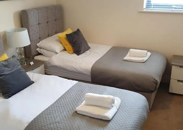 Best Price!Superb City Centre 2Bd Apartment, 1 Double Bed, 2 Singles Or Superking, Sofabed, Smart Tv & Free Secure Parking