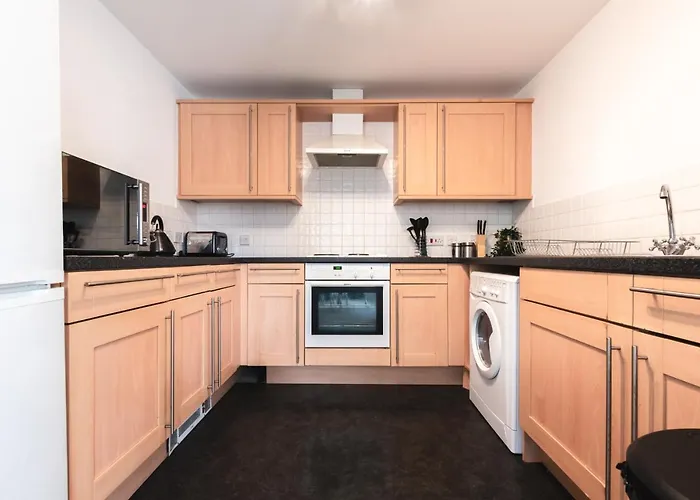 Best Price! Large Spacious 2 Bed Apartment - King Size Or Single Beds, Sofabeds, Smart Tvs, Free Parking