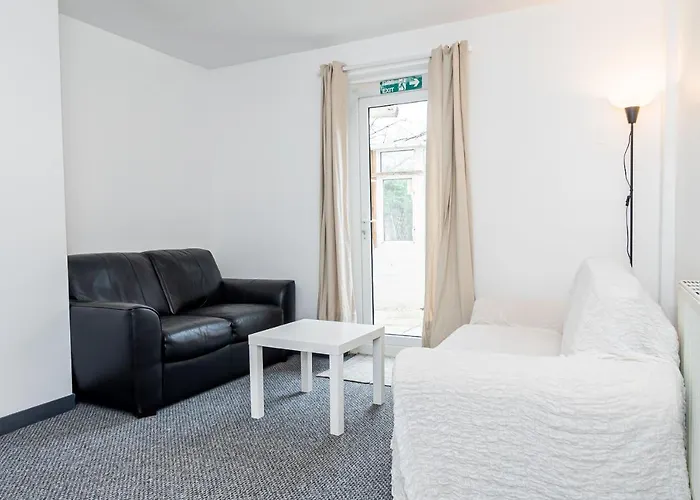 Shirley House 3, Guest House, Self Catering, Self Check In With Smart Locks, Use Of Fully Equipped Kitchen, Close To City Centre, Ideal For Longer Stays, Walking Distance To Bat, 20 Min Drive To Fawley Refinery, Excellent Transport Links