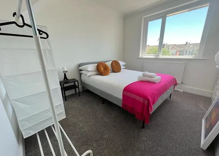 2 Bedroom Flat Free Parking Great Location