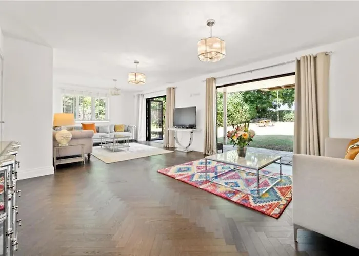 Hampshire Gated Home In Exclusive Location