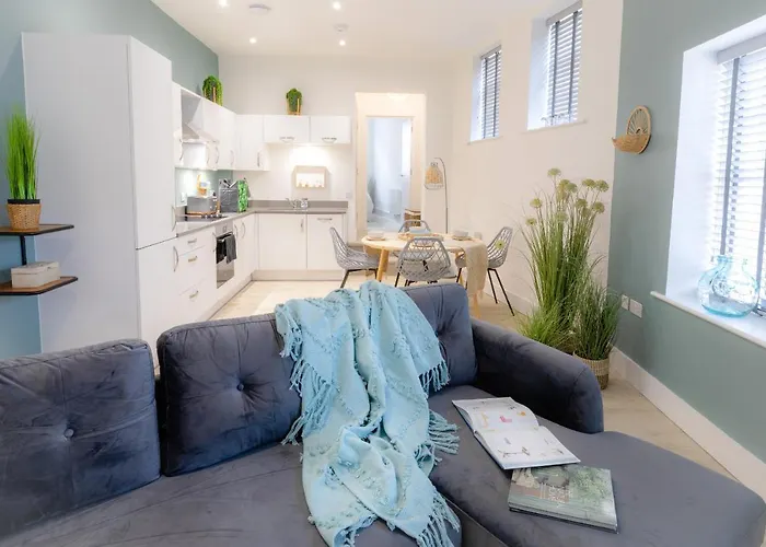 Courtyard Retreat- Free Evening Parking