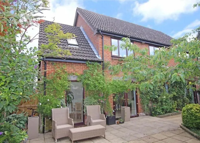 Large & Spacious 5 Bedroom, 3.5 Bathroom House