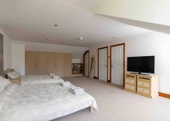 Huge 6 Bed House With Entertainment Room And Hotub