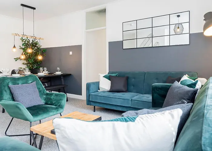 3Br, Sleeps 8 Walk To Mayflower & Parking!