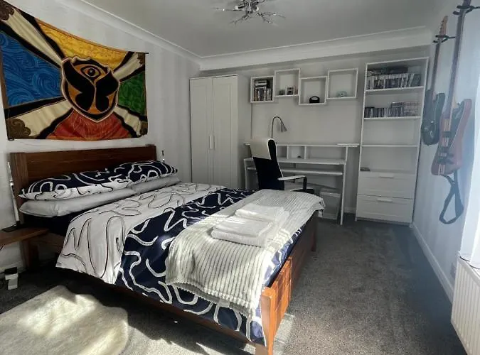 Private Flat In City Centre With Parking