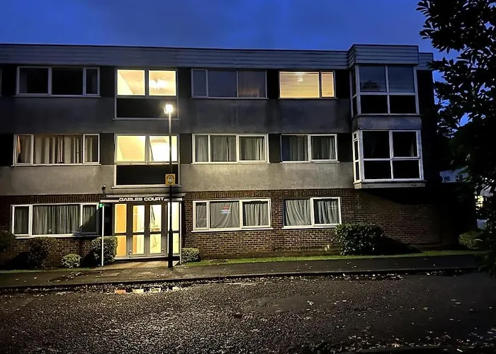 Lovely 2 Bed Room Flat, In A Leafy Area,All New