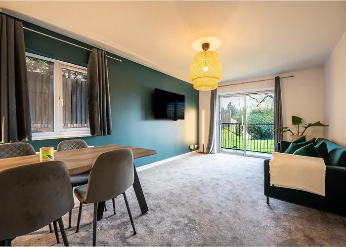 Newly Refurbished - Stylish Central Apt W/Parking