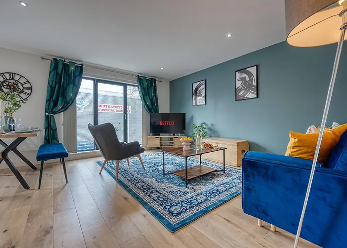Easter Special Offer!! Cosy, Spacious, Stylish & Modern 2-Br City Apartment, Prime Location! Sleeps 6, Southampton Ocean Village - By Blue Puffin Stays