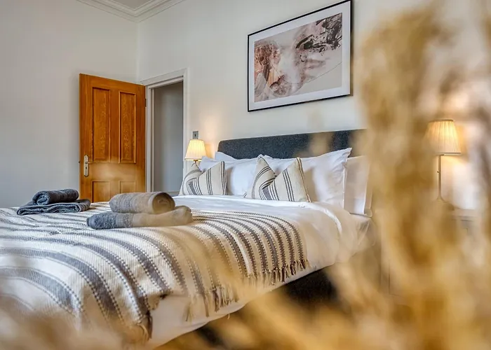 2-Bedroom Stunning, Modern & Spacious Apartment, Near Ocean Village, Central Southampton, Summer Offer Available - By Blue Puffin Stays