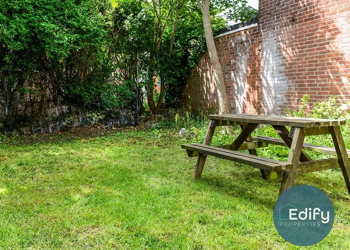 Spacious Flat In City Centre With Garden