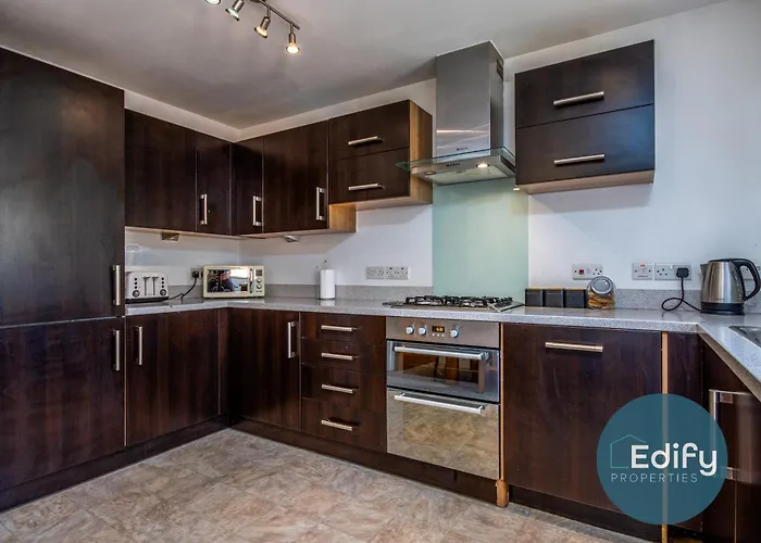 City Centre, Sleeps 8, Free Parking