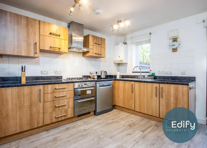 City Centre Townhouse, Sleeps 8, Free Parking