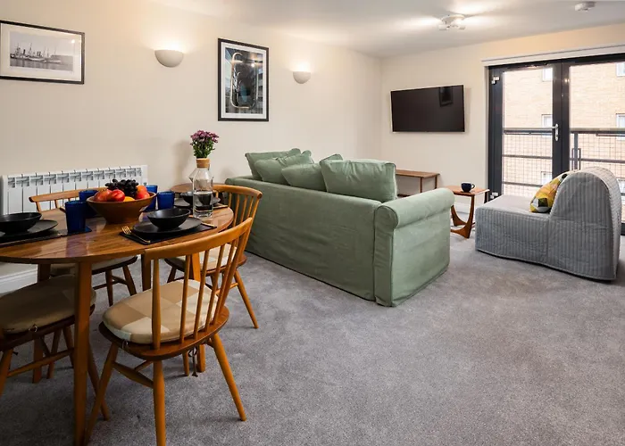 Stylish 2-Bed City Centre Apartment With Free Parking - At Hem