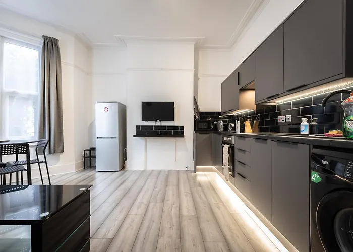 Newly Renovated 2 Bed Ground Floor Flat