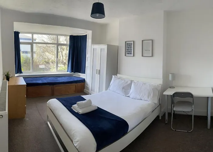 The Anglesea - 8 Bedroom With Parking