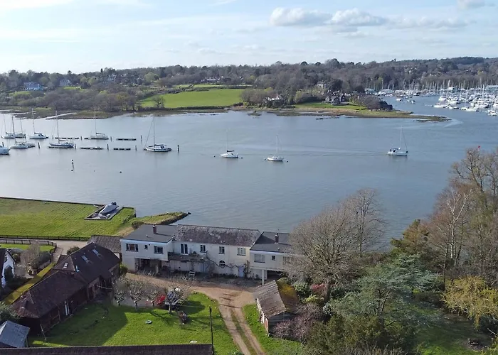 Brooklands Farm Hamble River Apartment With River Frontage And Garden