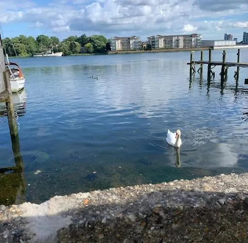 Stylish 2 Bed Riverside House, 2 Kingsize Beds, Free Parking