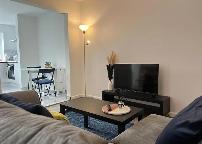 Entire Newly Renovated House -Southampton City - Private Driveway Parking - 4 Bedrooms 5 Beds Sleeps 7 - Great For Friends, Families & Contractors