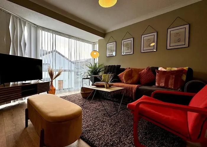 Boho Modern Entire House In Southampton - Sleeps 13 - 5 Bedrooms - 7 Beds - Overlooking The Original City Walls -Walking Distance To The City Centre & Cruise Terminals - Private Garage