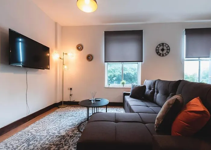 Noir - 2 Bedroom Flat - Sleeps 5 With Parking