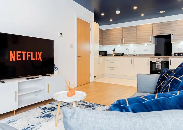 Modern 2Br Retreat In Southampton - Balcony, Free Parking & Wifi