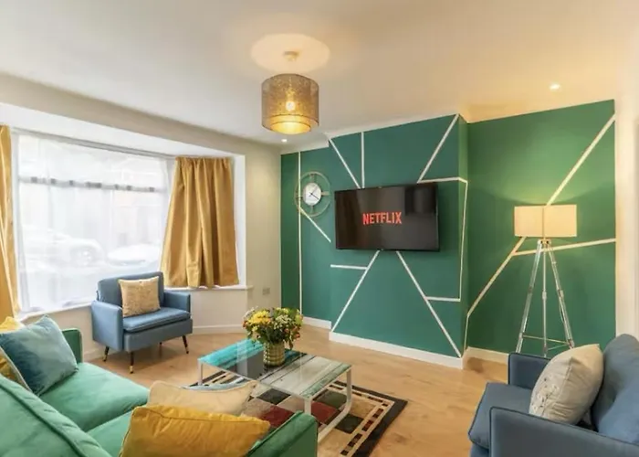 Bright, Cosy Home - 3 Beds, Parking, Virgin Wifi, Modern Home
