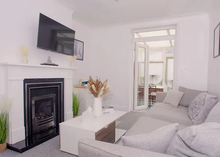 Vibrant 4 Bedroom House With Game Area & Garden