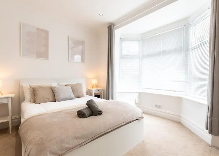 Modern 2-Bedroom In A Converted Home Near City Centre