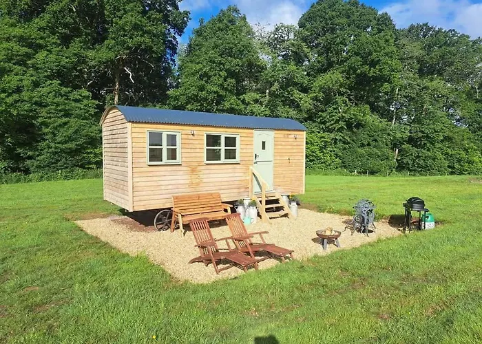 Luxury Shepherds Hut Set In A Countryside Setting
