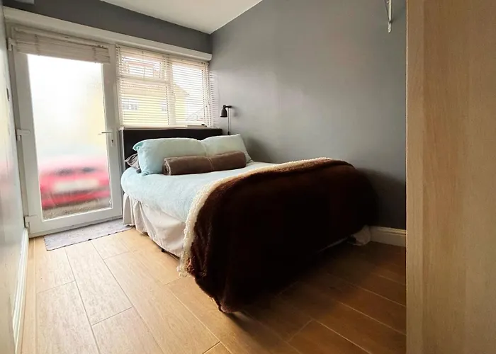 Shirley Apartments, Cozy Studio, Self Check In, 10 Min Drive To City Centre, Walking To Redbridge Train Station