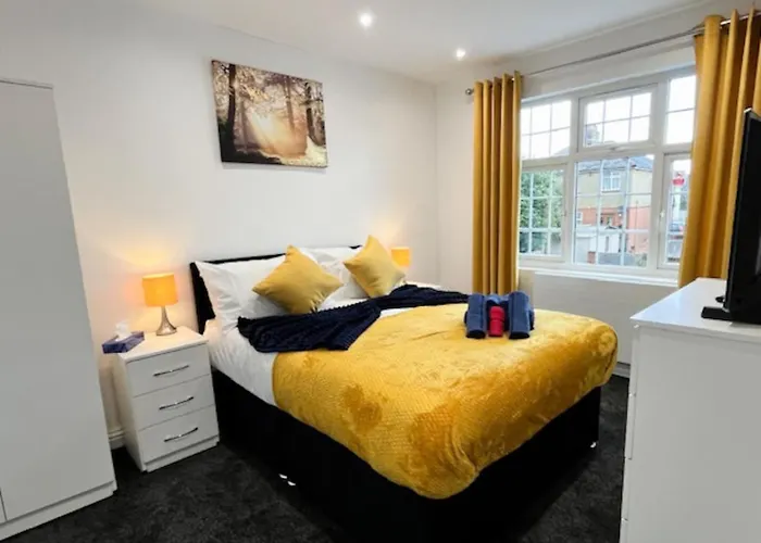 Luxury And Spacious 3 Bedroom Home In Southampton