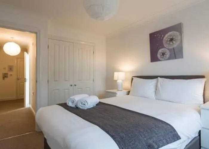 Oceana Accommodation - Sycamore Court, Southampton Apartment, Walking Distance To Hospitals, Parking, Sleeps 6