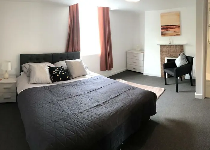 2 Bed Apartment With 2 Ensuites-Near Train Station /Mayflower /City