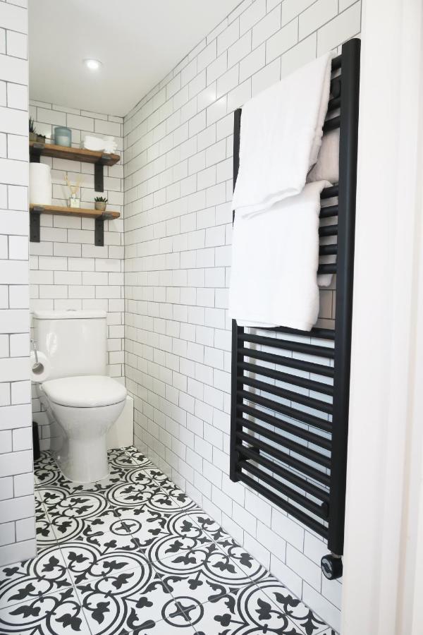 The Annexe - Private, Self-contained With Parking Apartment