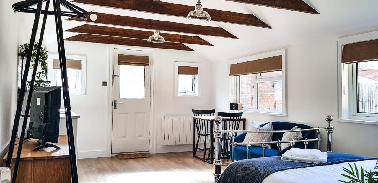 The Annexe - Private, Self-contained With Parking Apartment *