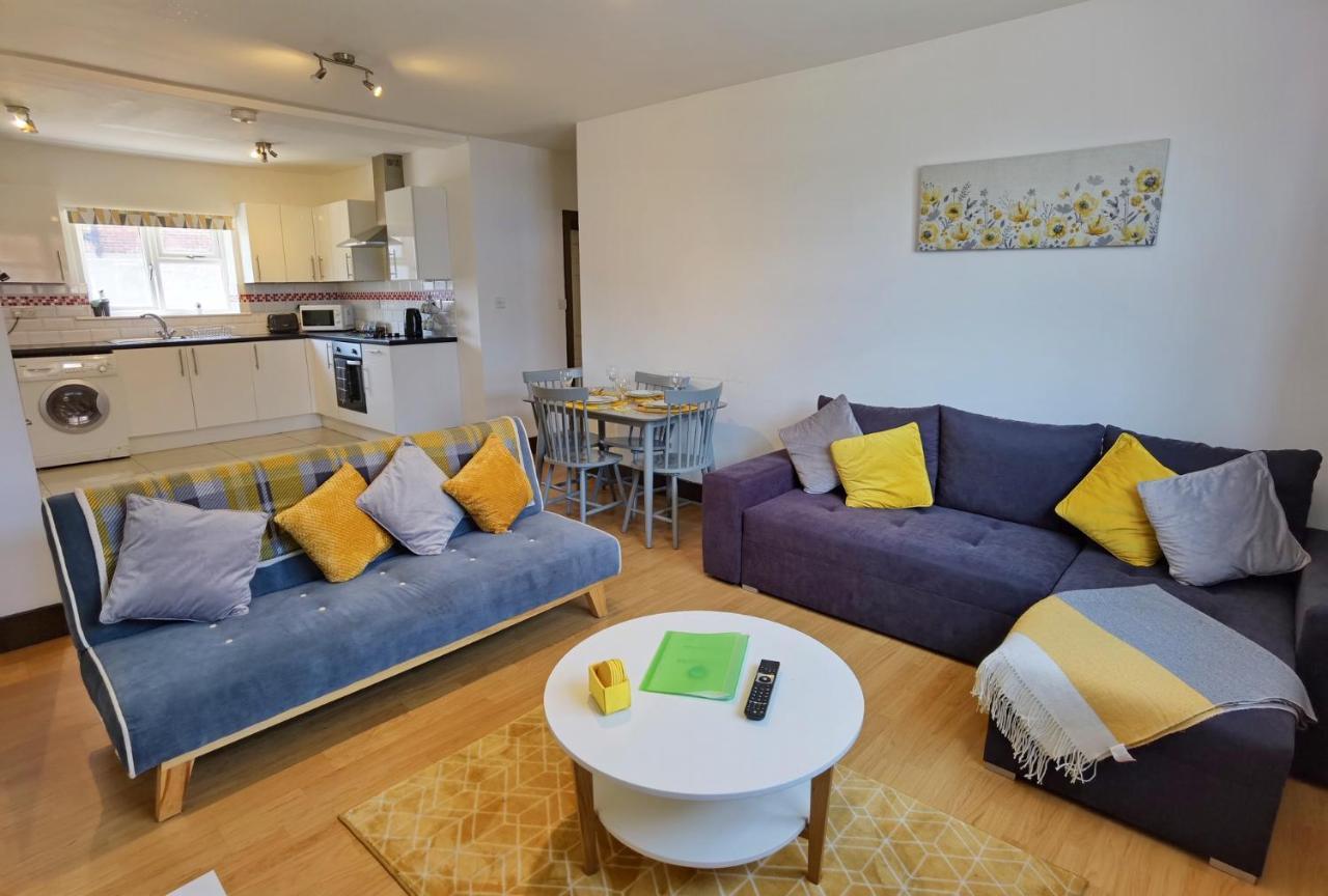 Flat 3 Lovely Spacious Available For Guests Parking Wifi Apartamento