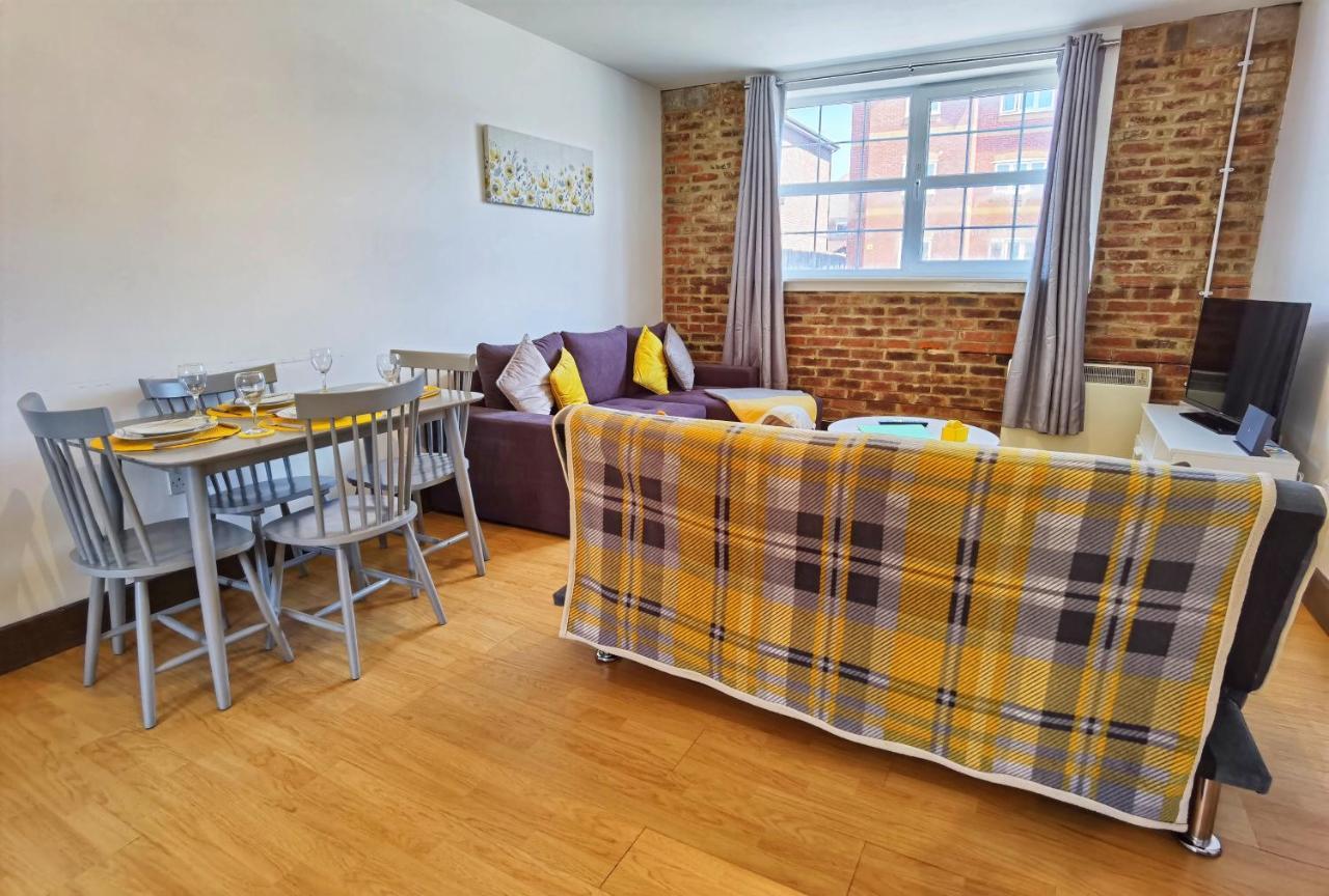Flat 3 Lovely Spacious Available For Guests Parking Wifi Apartamento