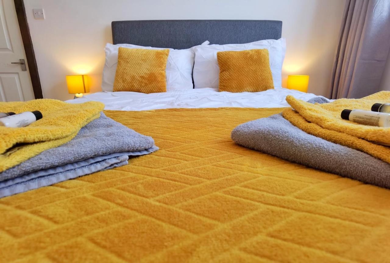 Flat 3 Lovely Spacious Available For Guests Parking Wifi Apartamento *