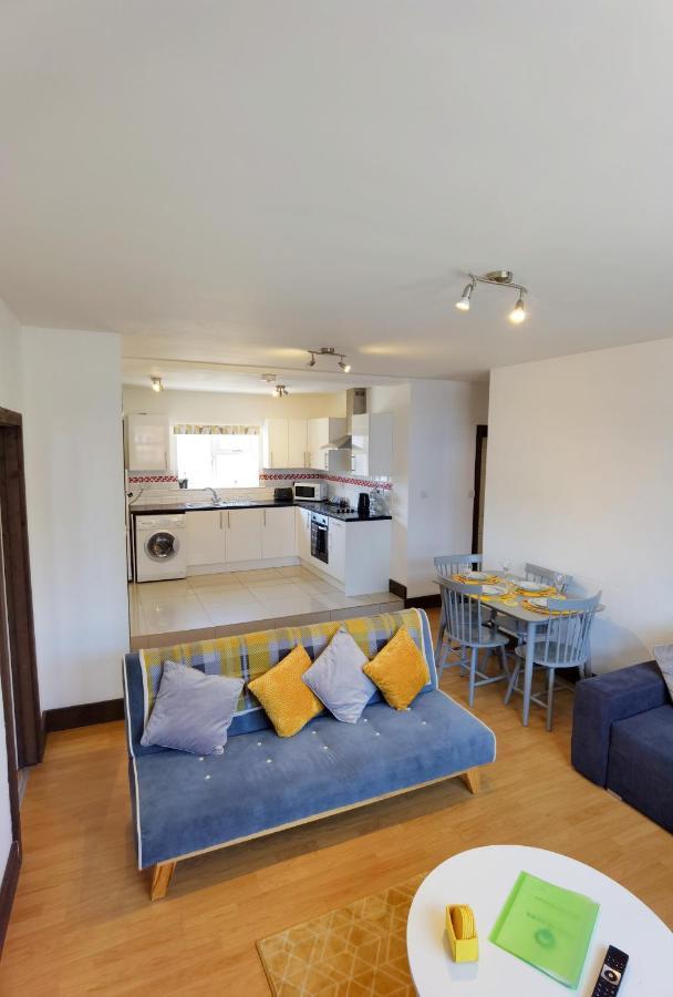 Flat 3 Lovely Spacious Available For Guests Parking Wifi Apartamento *