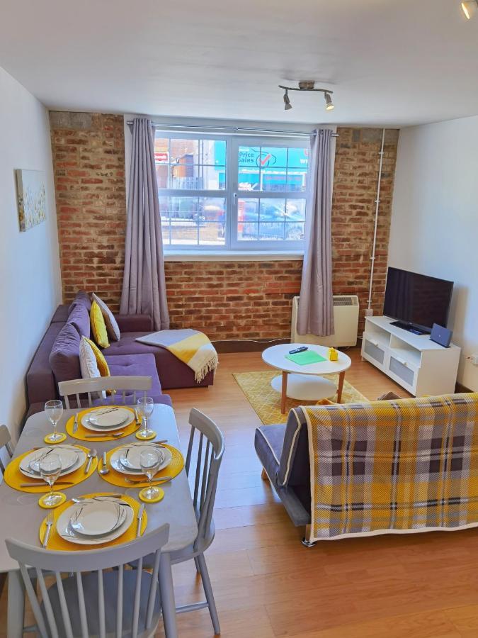 Flat 3 Lovely Spacious Available For Guests Parking Wifi *