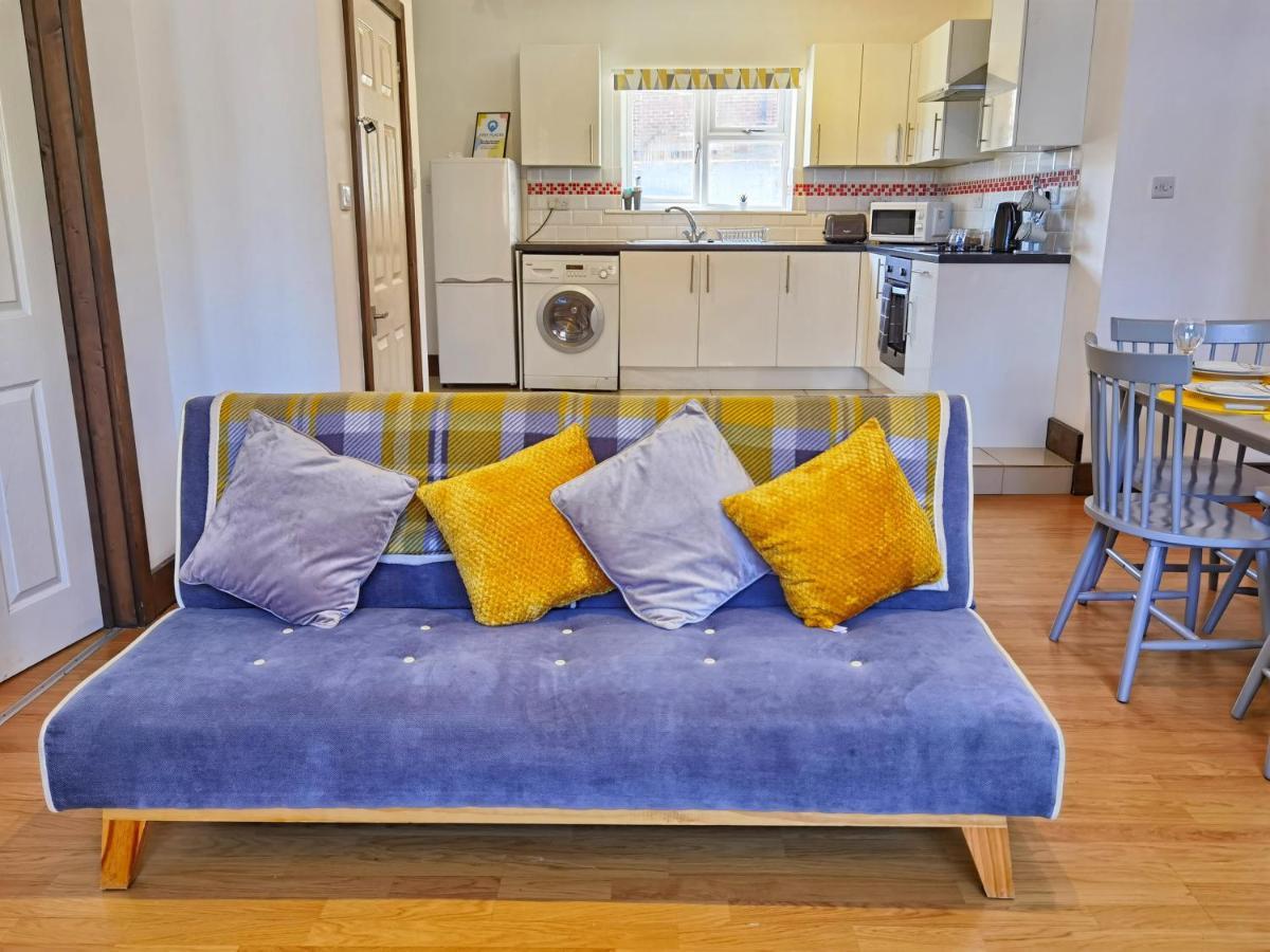 Flat 3 Lovely Spacious Available For Guests Parking Wifi Apartamento
