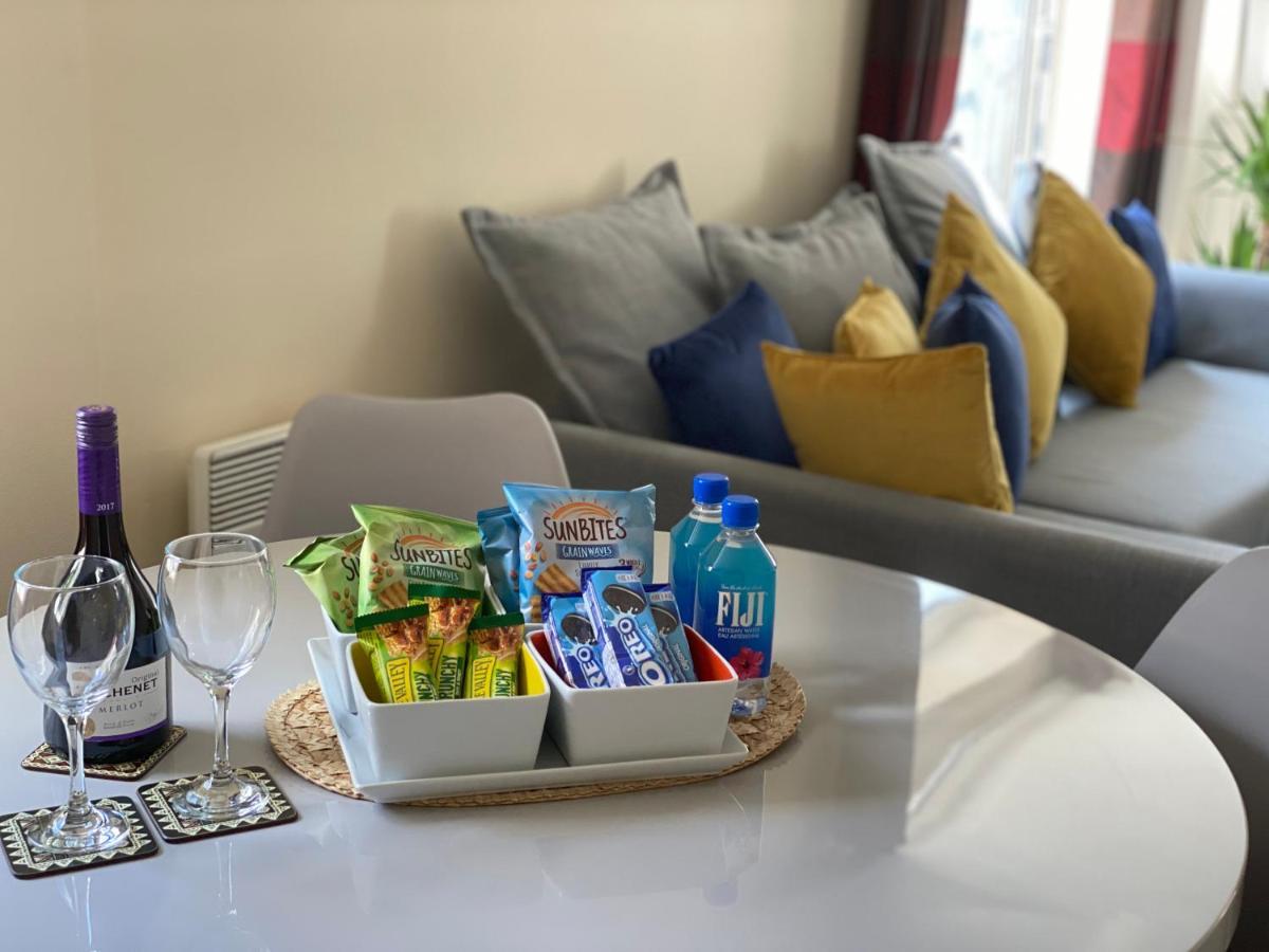 Stylish Two Bed With Secure Parking Apartment *