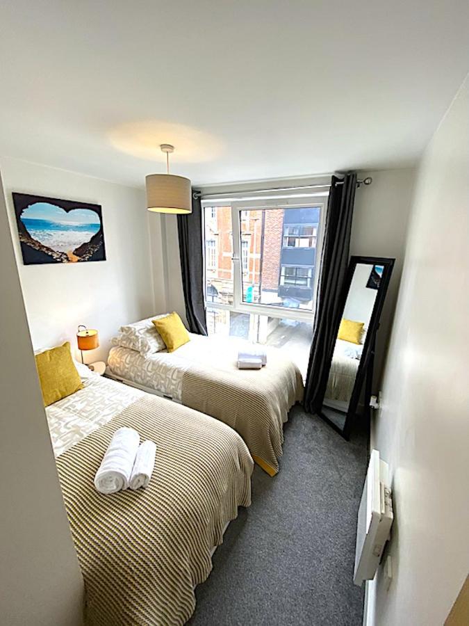 Stylish Two Bed With Secure Parking Apartment *