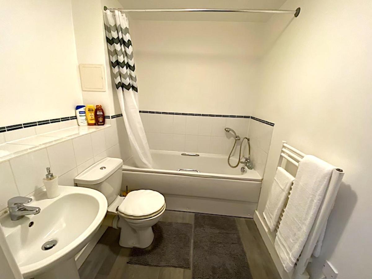 Apartment Stylish Two Bed With Secure Parking *