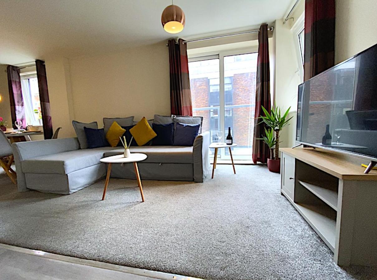Stylish Two Bed With Secure Parking Apartment *