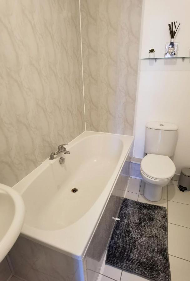 Flat 3 Lovely Spacious Available For Guests Parking Wifi Southampton