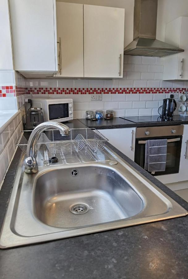 Flat 3 Lovely Spacious Available For Guests Parking Wifi