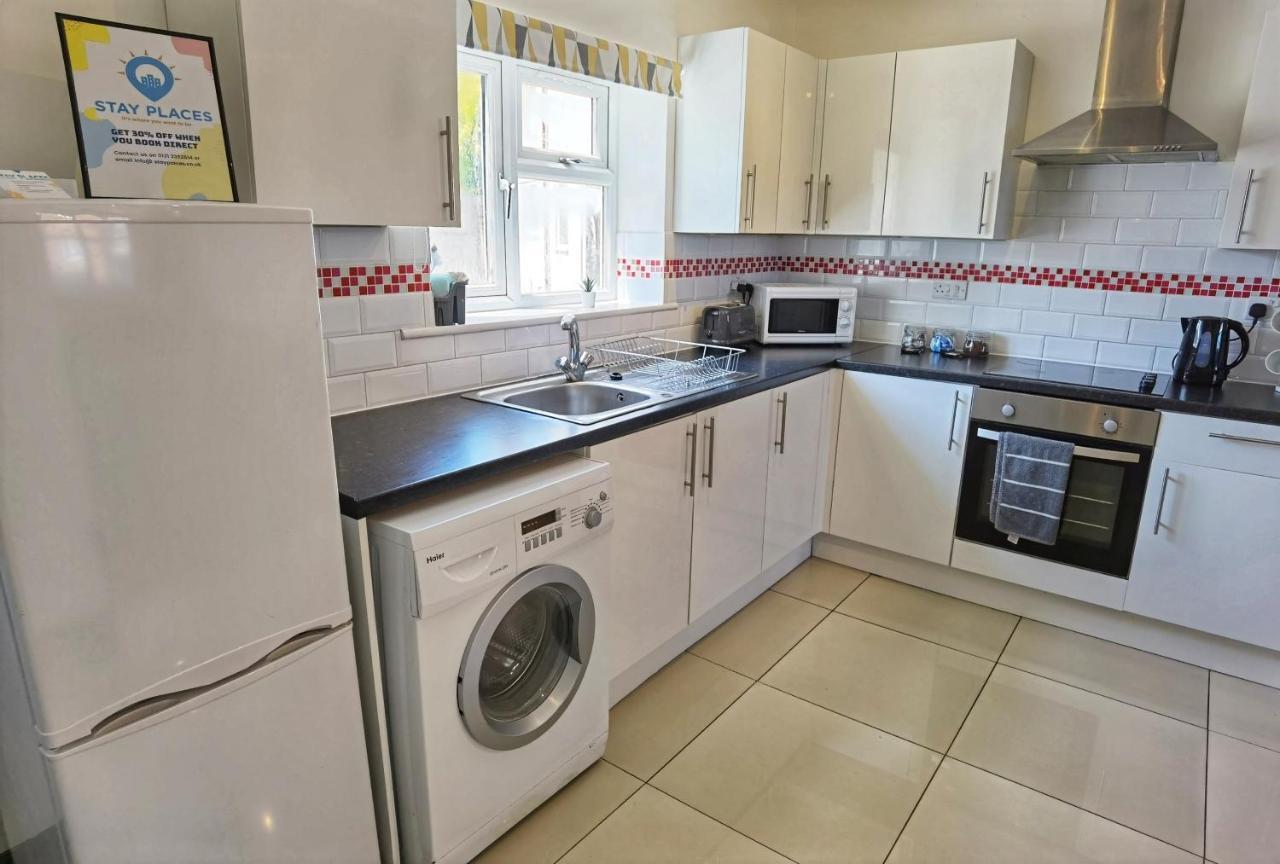 Flat 3 Lovely Spacious Available For Guests Parking Wifi Apartamento